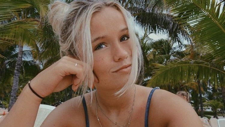 Kekasih Frenkie de Jong, Mikky Kiemeney, sang Ratu WAGs Belanda, ikut mengantar pujaannya hatinya tersebut ke Barcelona. Copyright: &copy; voetbalflash.nl