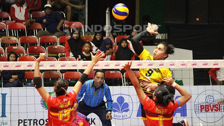 Setelah diketahui gender Aprilia Manganang itu pria, Timnas Voli Putri Vietnam terlihat pasrah hak medali emas di SEA Games mereka terenggut. Copyright: © Fitra Herdian/INDOSPORT