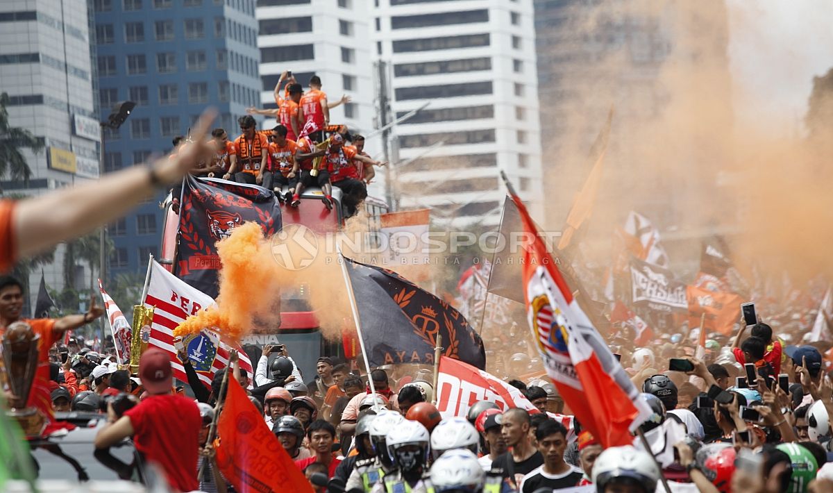 para Jakmania lakukan konvoi Juara Liga 1 2018 Copyright: © Indosport/ Herry Ibrahim