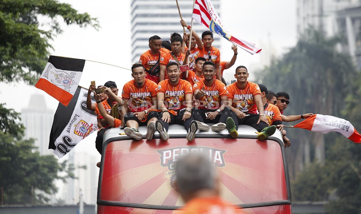 para Jakmania lakukan konvoi Juara Liga 1 2018 Copyright: © Indosport/ Herry Ibrahim