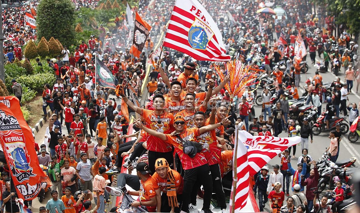 Aksi Pemain Persija Jakarta di konvoi Juara Liga 1 2018. Copyright: © Indosport/ Herry Ibrahim