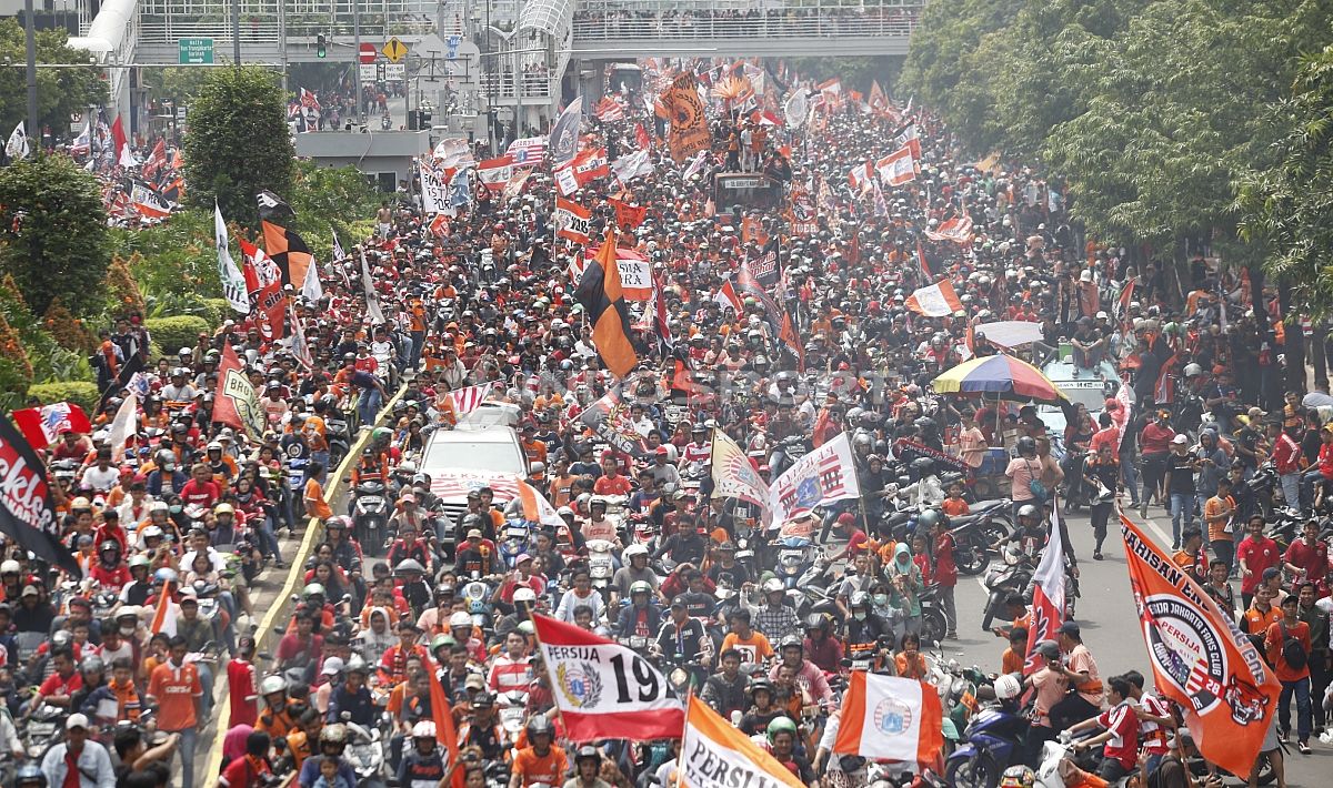 Jakmania dan pemain Persija Jakarta lakukan konvoi perayaan gelar juara Liga 1 2018. Copyright: © Indosport/ Herry Ibrahim