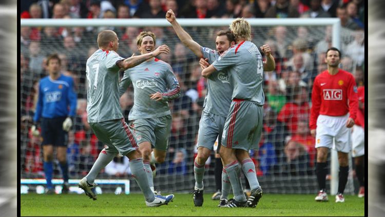 Liverpool merayakan gol ke gawang Manchester United di Liga Primer Inggris musim 2008-2009. Copyright: © Getty Images