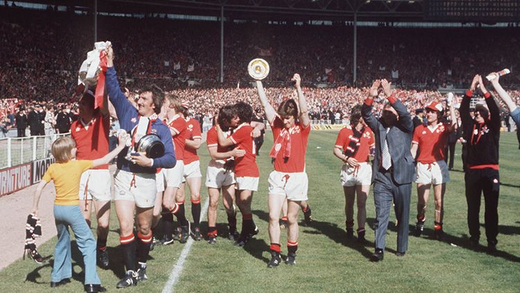 Manchester United merayakamn gelar juara Piala FA tahun 1977 usai menumbangkan Liverpool di final. Copyright: © Getty Images
