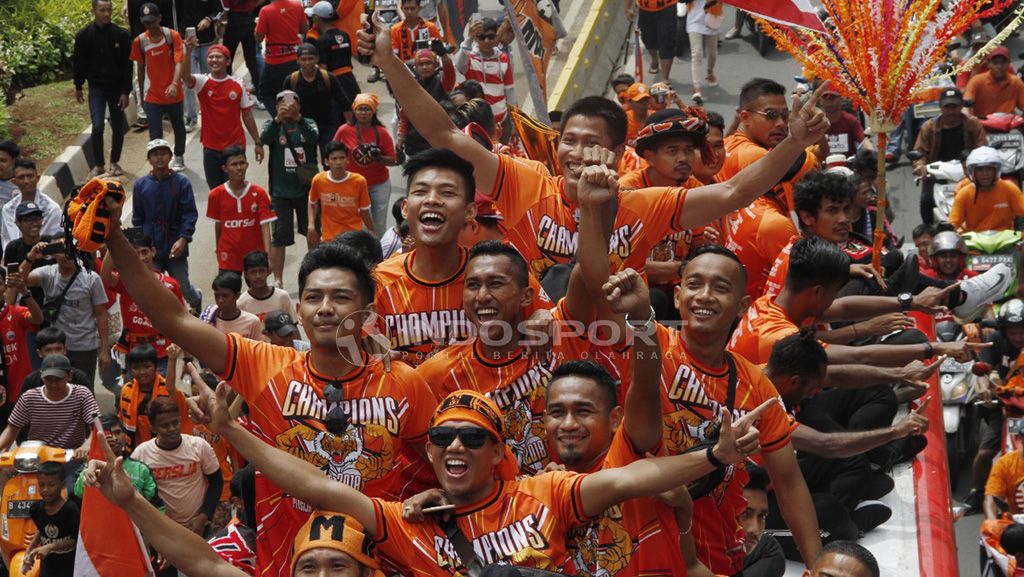 Aksi Jakmania konvoi setelah Persija Jakarta menjuarai Liga 1 2018. Copyright: © Muhammad Nabil/Indosport.com