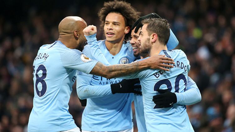 Gabriel Jesus merayakan gol pertamanya bersama teman setimnya setelah menjebol gawang Everton. Copyright: © Getty Images