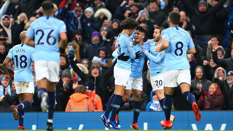 Gabriel Jesus merayakan gol pertamanya bersama teman setimnya setelah menjebol gawang Everton. Copyright: © Getty Images