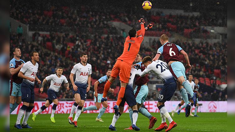 Hugo Lloris dan Ben Mee Copyright: © Getty Images