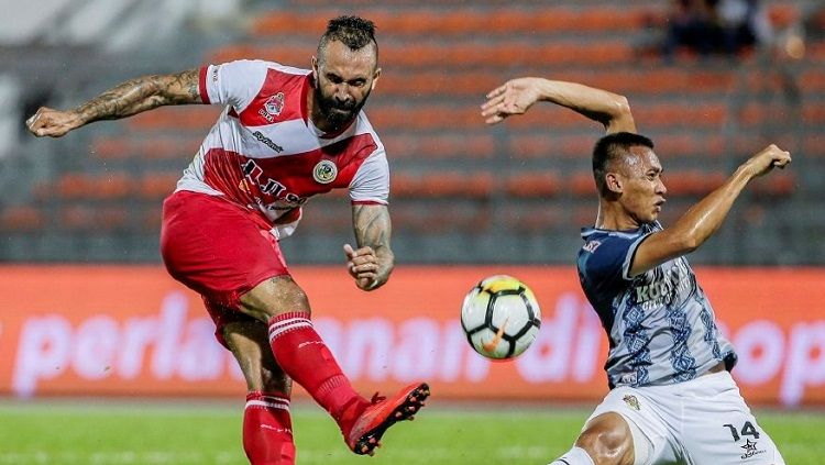 Pelatih timnas Malaysia, Kim Pan-gon kepergok meniru kebijakan Shin Tae-yong. Bagaimana tidak, juru taktik berusia 52 tahun itu baru saja mencoret penyerang asing dalam skuatnya. Adalah Guilherme de Paula yang menjadi korban Kim Pan-gon. Copyright: © New Straits Times