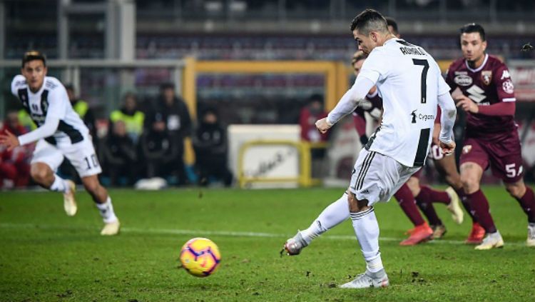 Cristiano Ronaldo saat melakukan tendangan penalti lawan Torino. Copyright: © Getty Images