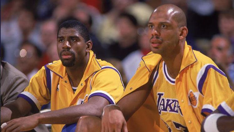 2 legenda LA Lakers, Magic Johnson (kiri) dan Kareem Abdul-Jabbar saat masih aktif bermain. Copyright: © Getty Images