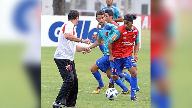 Vitor Saba saat berhadapan dengan Ronaldinho. Copyright: © INstagram.com/vitorsaba