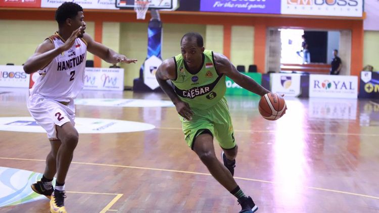 Pemain Caesar membawa bola dan berusaha melewati pemain Hangtuah Copyright: © Indonesian Basket League