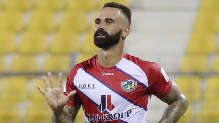 Striker naturalisasi Timnas Malaysia, Guilherme de Paula mendapatkan hairdyer Treatment dari sang pelatih usai ngamuk di laga pembuka Grup B Piala AFF. Copyright: © Getty Images