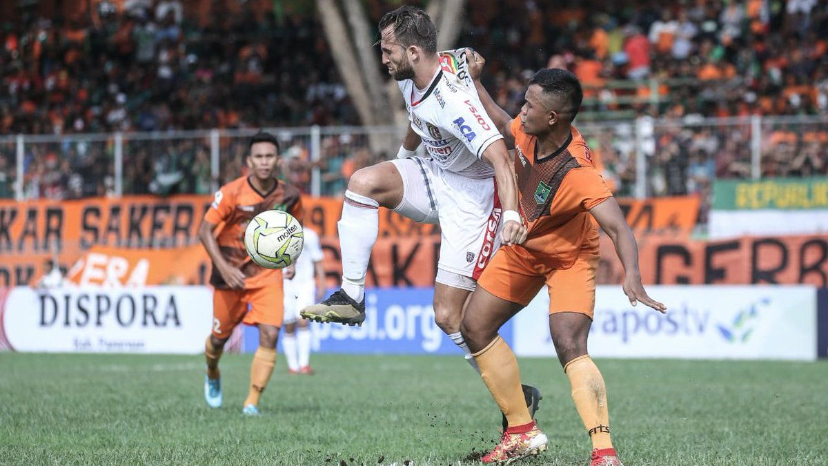 Penyerang Bali United Ilija Spasojevic menghadapi pemain Persekabpas Pasuruan di laga 64 besar Piala Indonesia. Copyright: © Bali United