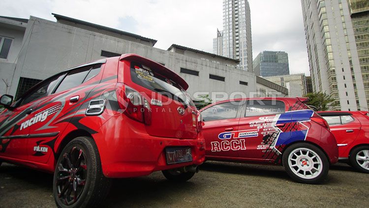 Mobil peserta Red Car Community of Indonesia (RCCI). Copyright: © Muhammad Nabil/INDOSPORT