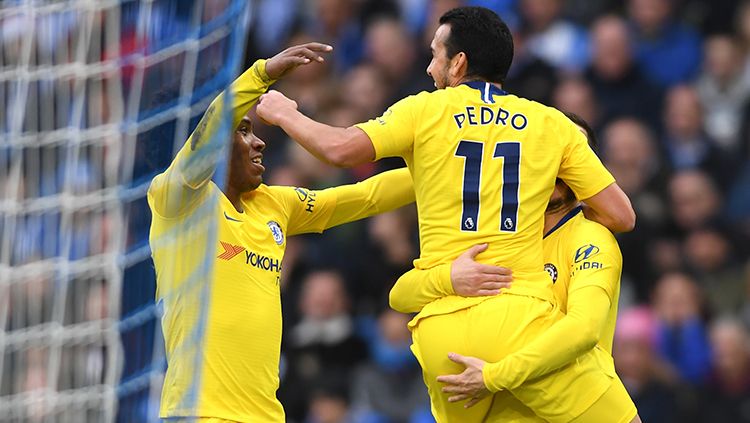Selebrasi Pedro setelah mencetak gol pertama Chelsea ke gawang Brighton Hove Albion. Copyright: © Getty Images