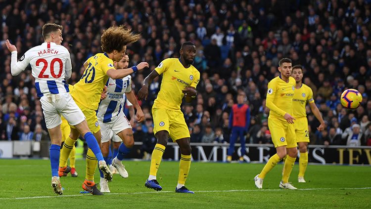 Solomon March saat mencetak gol ke gawang Chelsea. Copyright: &copy; Getty Images