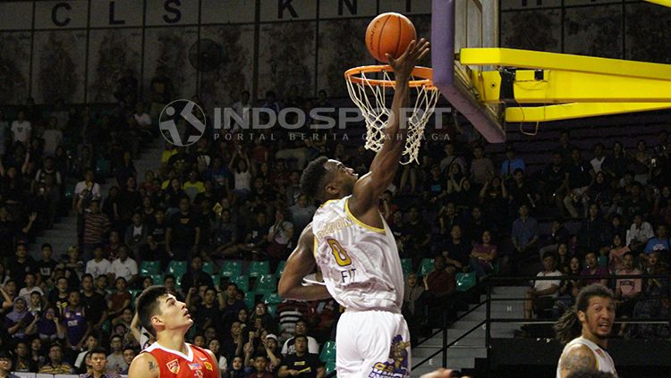 Stephen Hurt gagal melakukan lay up. Copyright: © Fitra Herdian/INDOSPORT