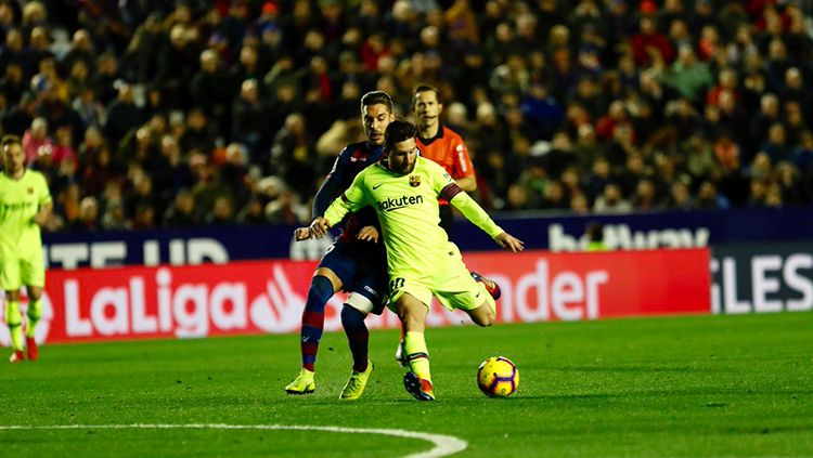 Lionel Messi saat berhadapan dengan Levante. Copyright: © Getty Images