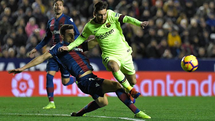 Lionel Messi saat berhadapan dengan Levante. Copyright: © Getty Images