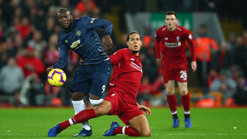 Virgil van Dijk saat menjegal Romelu Lukaku Copyright: © Getty Images