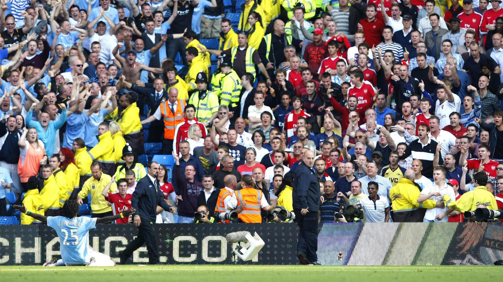 Mengenang selebrasi ikonik nan gila Emmanuel Adebayor saat mencetak gol ke gawang mantan timnya, Arsenal untuk Manchester City. Copyright: © The Guardian