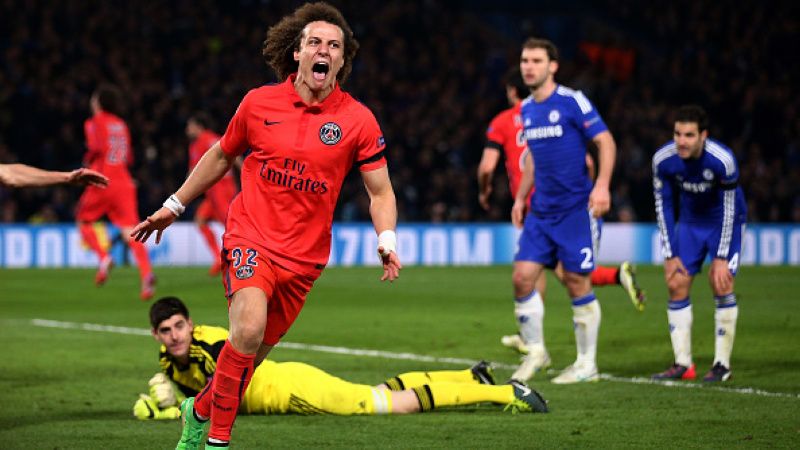 David Luiz melakukan selebrasi pasca cetak gol ke gawang Chelsea Copyright: &copy; Getty Images