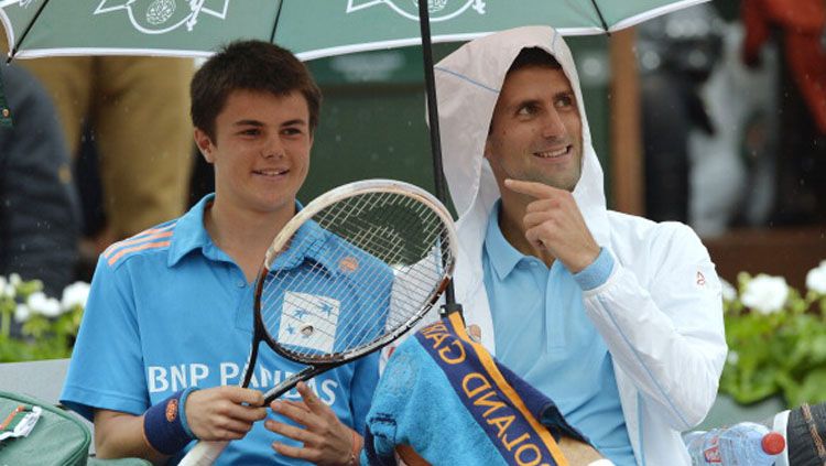 Petenis ternama dunia, Novak Djokovic bersama ball boy. Copyright: © INDOSPORT