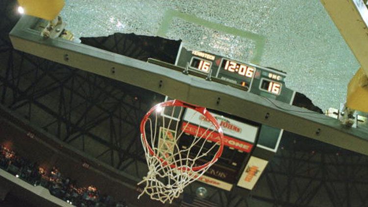 Ring basket yang hancur akibat aksi slam dunk Copyright: © INDOSPORT