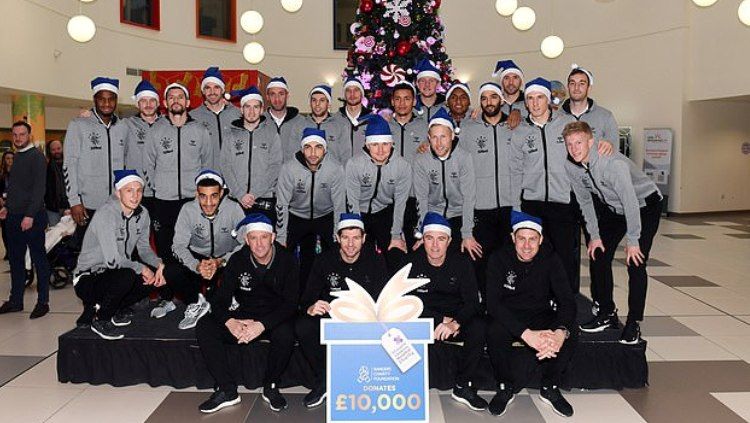 Steven Gerrard bersama Skuat Rangers Mengunjungi Rumah Sakit di Skotlandia Copyright: &copy; Daily Mail