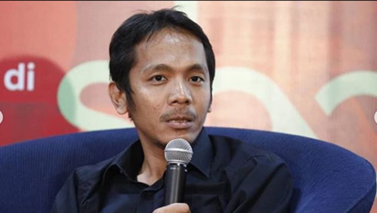 Koordinator Save Our Soccer (SOS) Akmal Marhali minbta Satgas persika uang 1000 Dollar. Copyright: © Instagram/@akmalmarhali