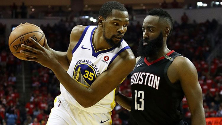 Bintang basket Golden State Warriors, Kevin Durant dan James Harden, bintang basket Houston Rockets. Copyright: © Getty Images