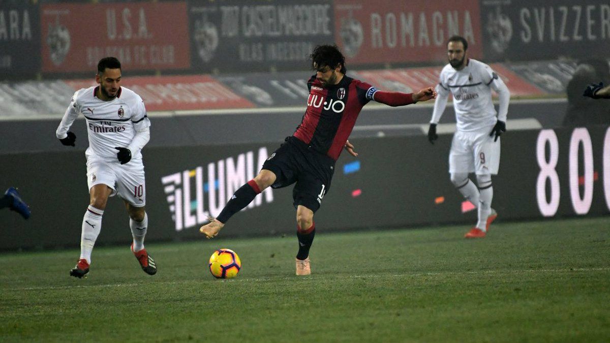 Upaya pemain Bologna Andrea Poli mebnghadapi mantan timnnya AC Milan. Copyright: © twitter.com/BolognaFC1909en