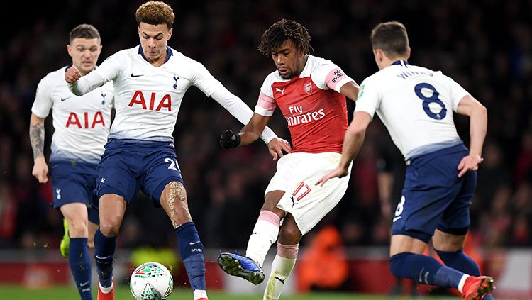 Alex Iwobi (tengah) mencoba keluar dari penjagaan pemain Hotspur. Copyright: © Alex Morton/Getty Images