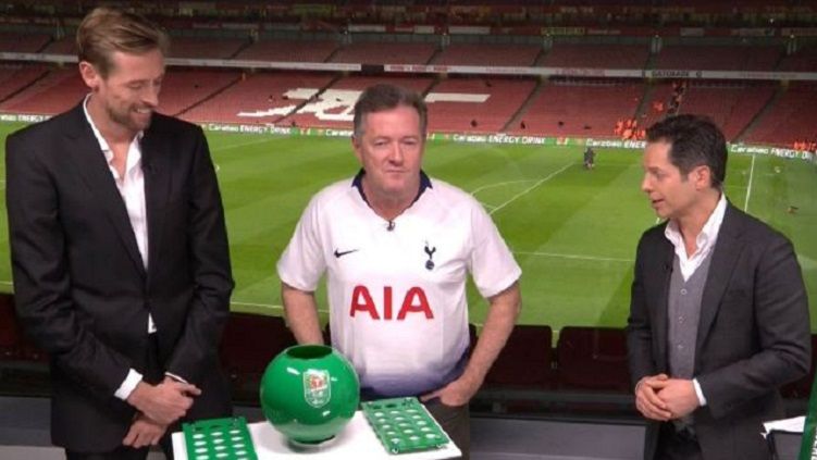Piers Morgan yang menggemari Arsenal dipaksa memakai seragam Tottenham usai kalah taruhan. Copyright: © Metro