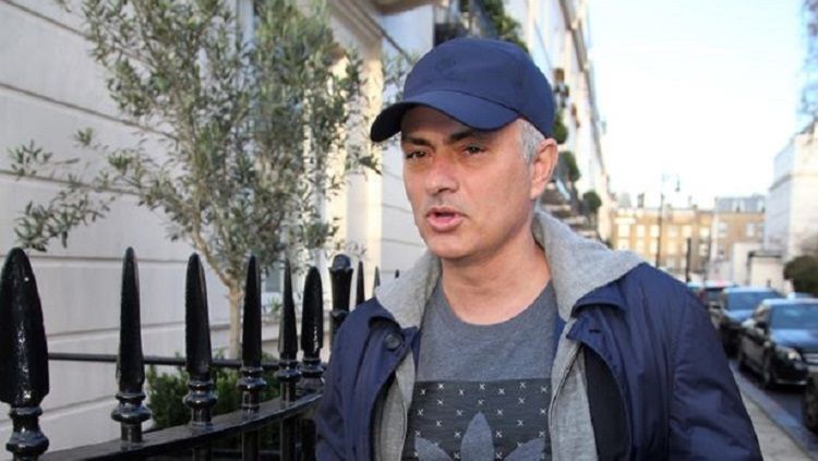 Jose Mourinho saat tertangkap jalan-jalan di London usai pemecatannya dari Manchester United Copyright: © Mirror