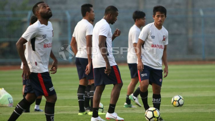 Madura United dalam sesi latihan. Copyright: © Ian Setiawan/INDOSPORT