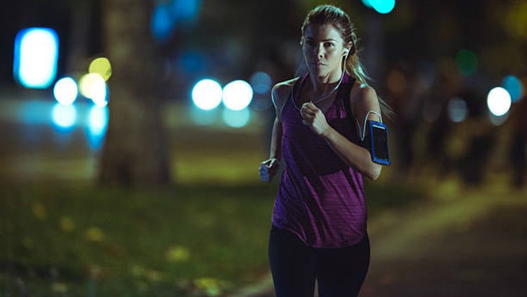 Olahraga pada malam hari ternyata bisa memberi dampak buruk bagi kesehatan. Copyright: © Istock