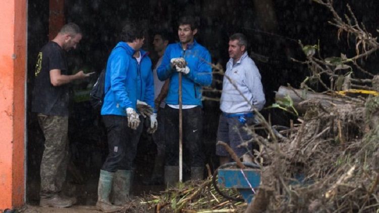 Rafael Nadal saat membantu membersihkan sisa-sisa banjir bandang di Majorca Oktober lalu Copyright: &copy; Metro