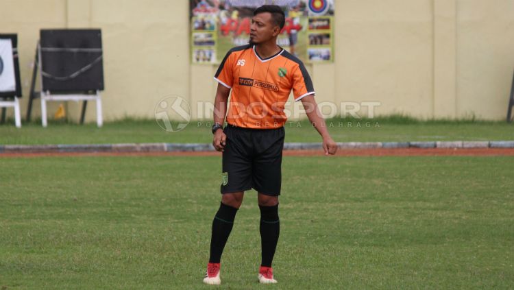 Bejo Sugiantoro saat memimpin latihan Persebaya. Copyright: © Fitra Herdian Ariestianto/INDOSPORT