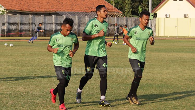 Irfan Jaya dan pemain Persebaya saat latihan rutin. Copyright: © Fitra Herdian/Indosport
