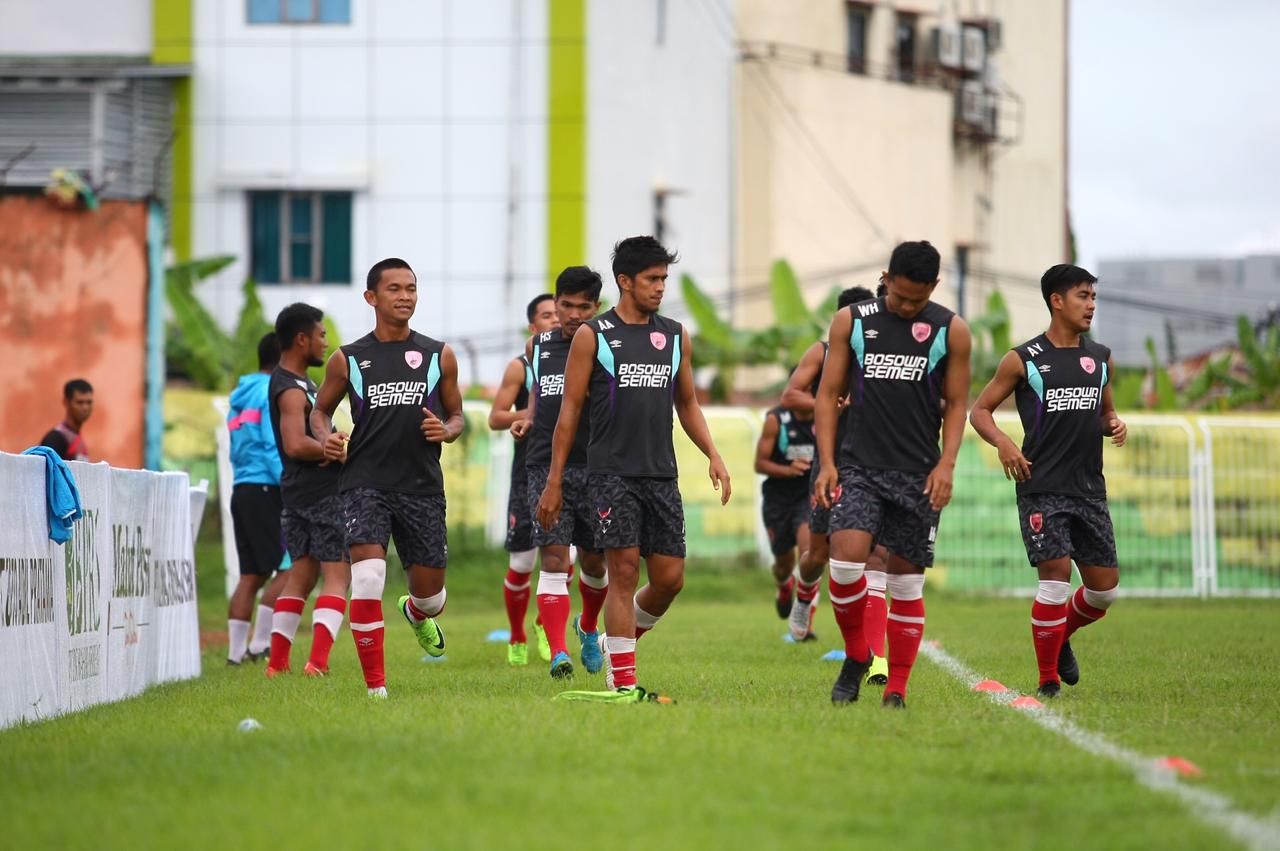Skuat PSM Makassar sedang jalani sesi latihan. Copyright: © Media PSM