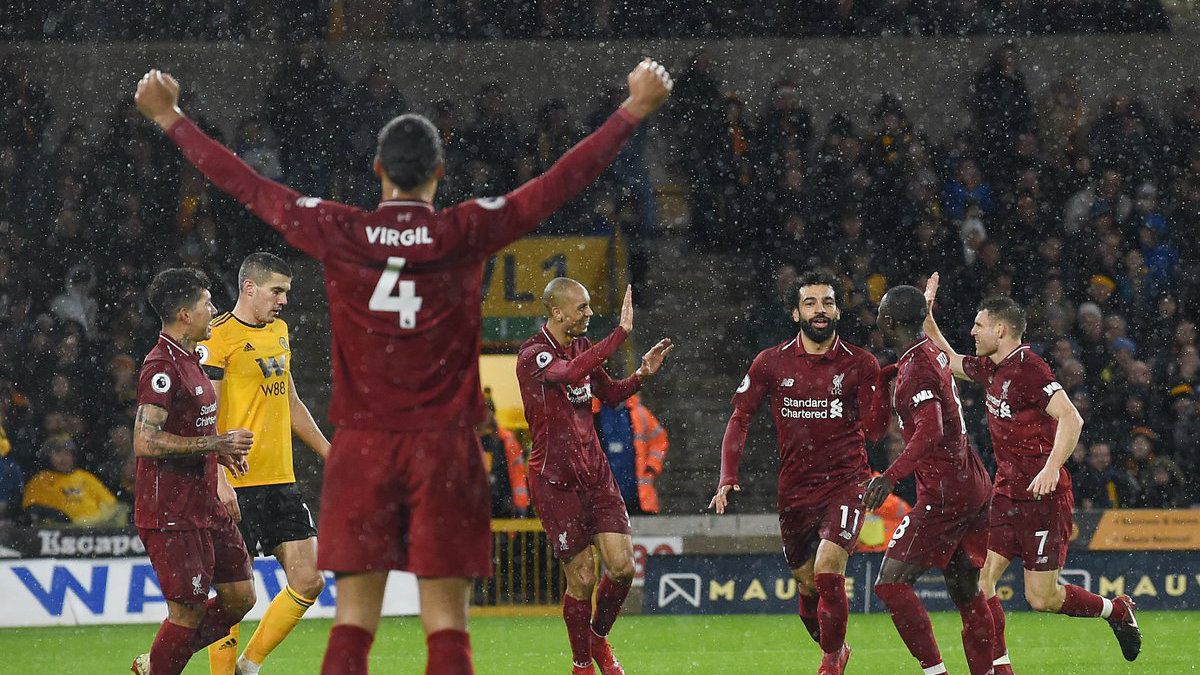 Selebrasi pemain Liverpool usai Mohamed Salah cetak gol ke gawang Wolves, Sabtu (22/12/18). Copyright: © twitter.com/LFC