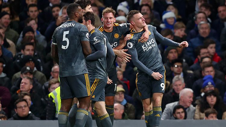 Jamie Vardy berselebrasi usai mencetak gol ke gawang Chelsea. Copyright: © Clive Rose/Getty Images