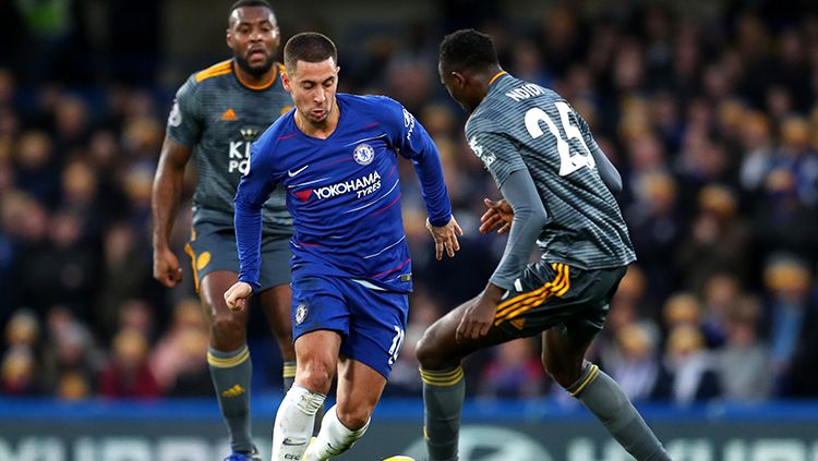 Eden Hazard mencoba menjaga penguasaan bola. Copyright: © Clive Rose/Getty Images