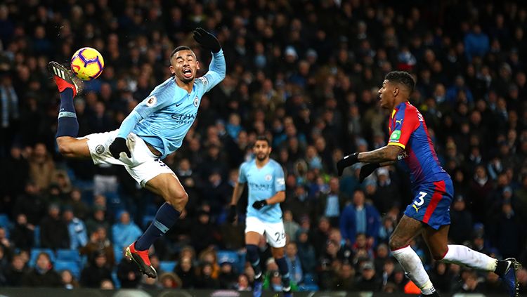 Gabriel Jesus (kiri) melakukan tendangan dengan tumitnya. Copyright: &copy; Clive Brunskill/Getty Images