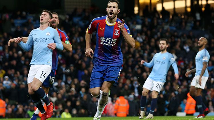 Luka Milivojevic berselebrasi usai mencetak gol ke gawang Man City. Copyright: &copy; Clive Brunskill/Getty Images