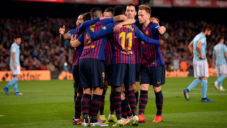 Ousmane Dembele berselebrasi bersama pemain Barcelona usai mencetak gol. Copyright: © JOSEP LAGO/AFP/Getty Images