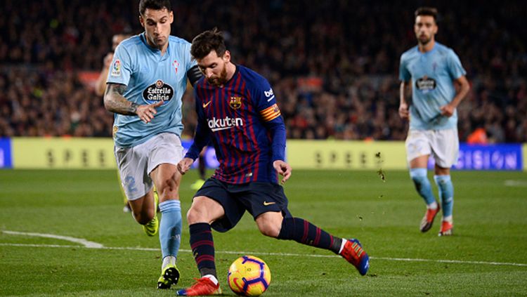 Lionel Messi mencoba menjaga penguasaan bola. Copyright: © JOSEP LAGO/AFP/Getty Images